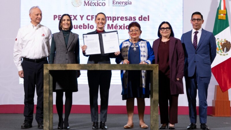 Firman leyes para que Pemex y CFE sean empresas públicas