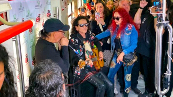 Alex y Chela Lora sorprenden con concierto improvisado en el Tren Suburbano de la CDMX