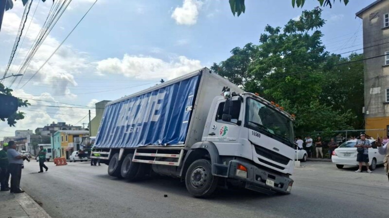 Camión se hunde en socavón cerca del sindicato taxista en Cancún (VIDEO)