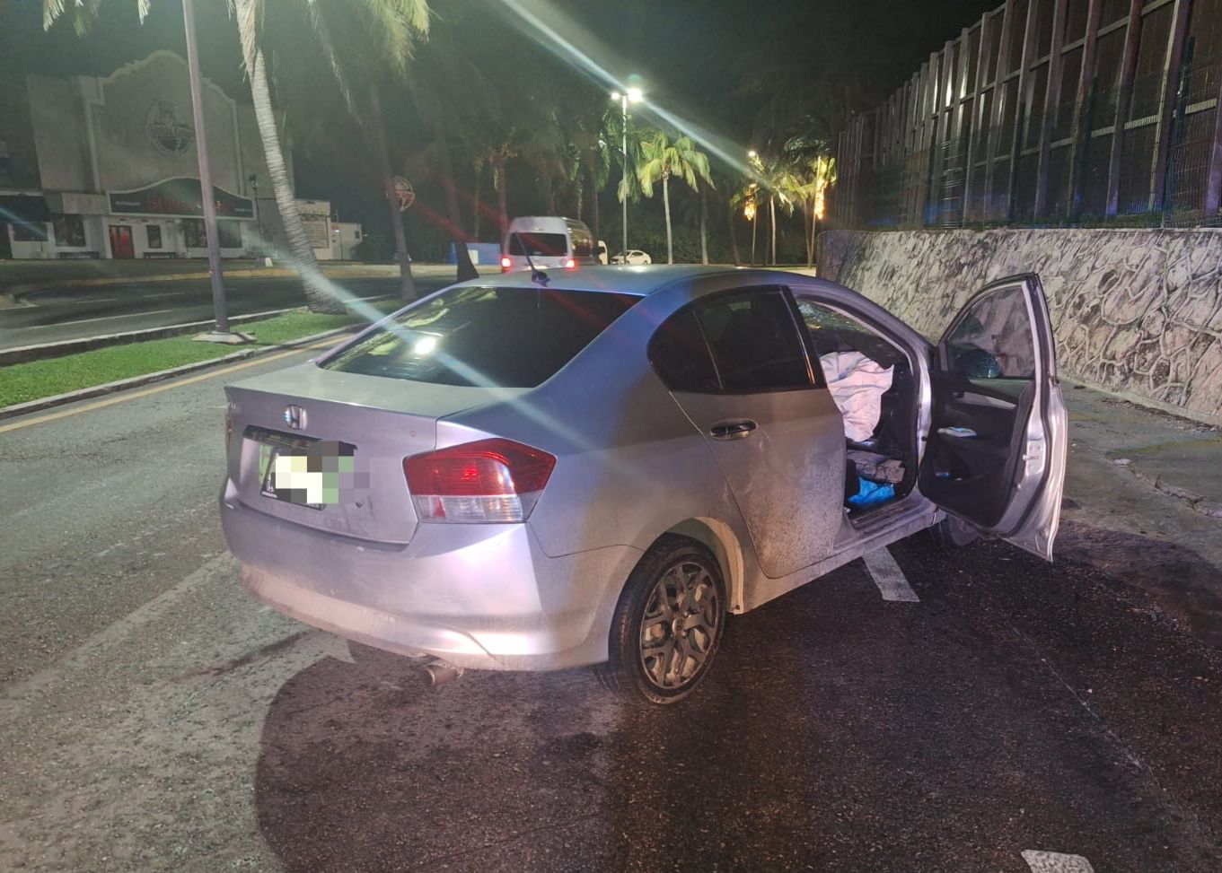 Choca conductor contra una palmera en la Zona Hotelera de Cancún; los hechos se registraron esta mañana en el kilómetro 11.