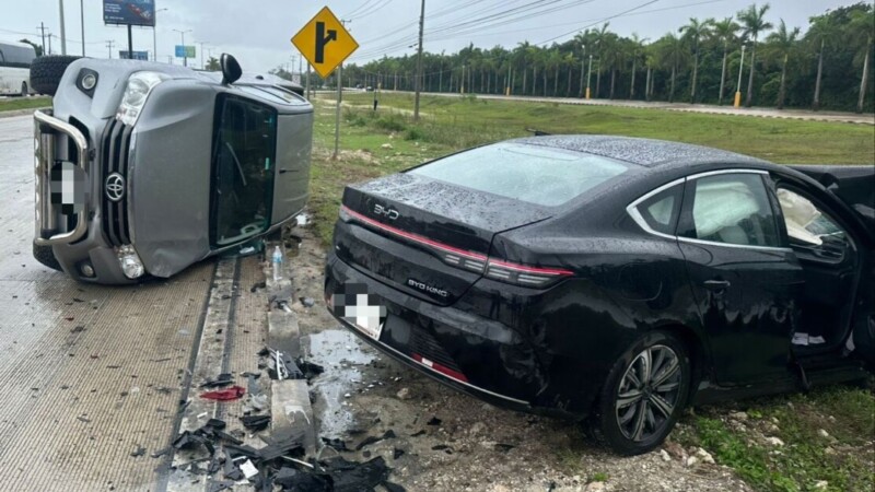 Aparatoso accidente de tránsito sobre el bulevar Colosio de Cancún
