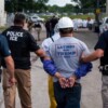 Agentes de inmigración de EU dicen, “los peores van primero”