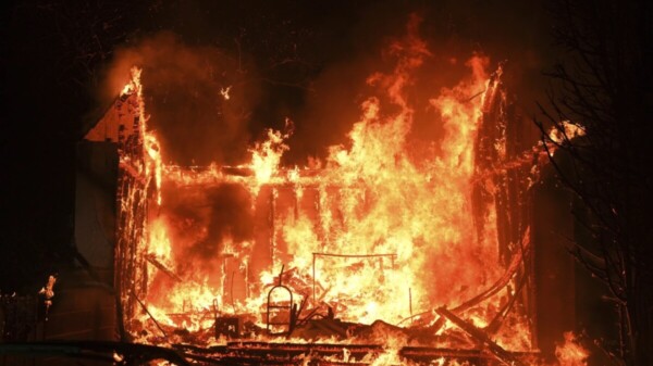 Sube a 24 muertos por incendios en LA