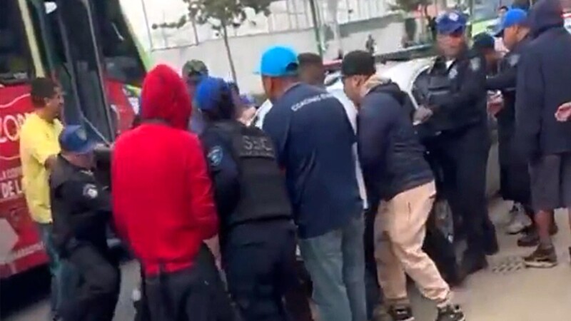 Intentan linchar a microbusero en CDMX por atropellar a una embarazada