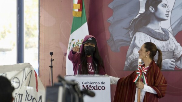Inaugura Sheinbaum carretera en Oaxaca; protesta saxofonista