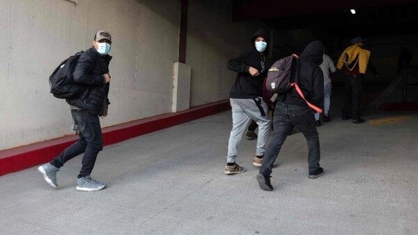 Migrantes deportados a México no fueron esposados: Sheinbaum