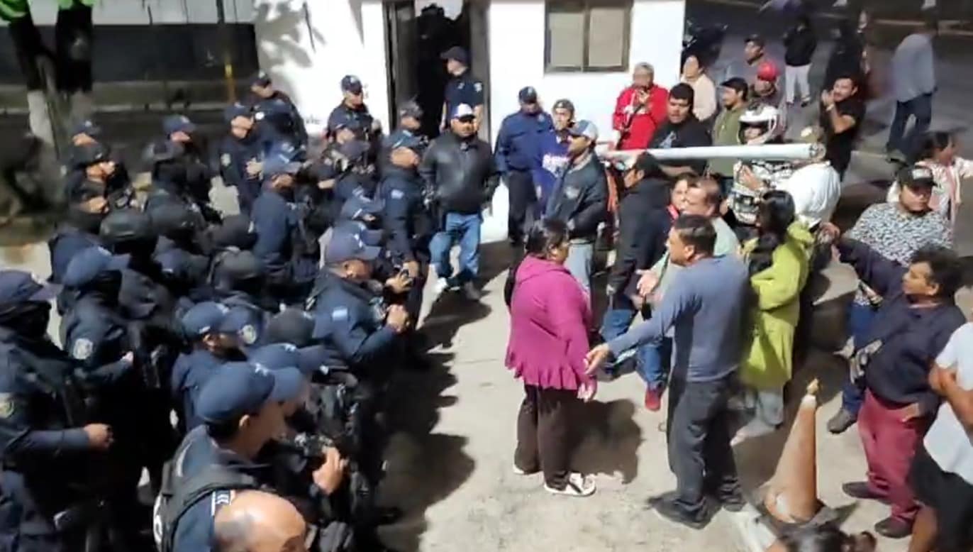 Queman patrullas tras muerte de un detenido en Saxcán, Quintana Roo; elementos policiacos habrían incurrido en el uso excesivo de la fuerza.