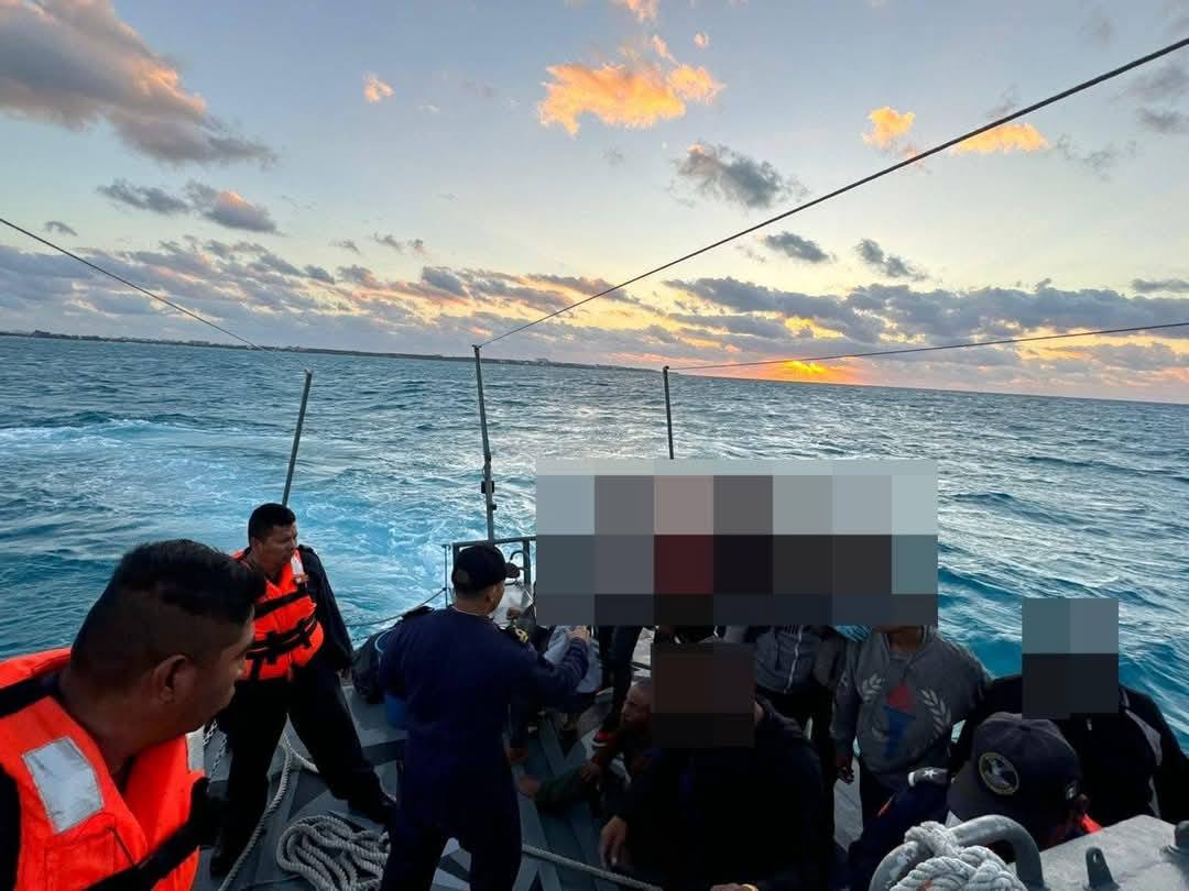 Rescata velero a 10 balseros cubanos a 36 millas náuticas de Isla Mujeres; los inmigrantes fueron entregados al personal de la Marina para su custodia.