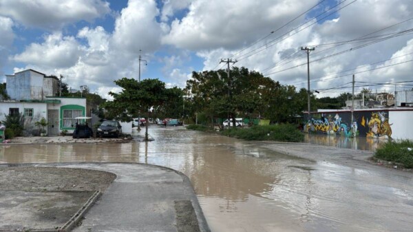 Reportan fuga de aguas negras en Haciendas del Caribe en Cancún (VIDEO)