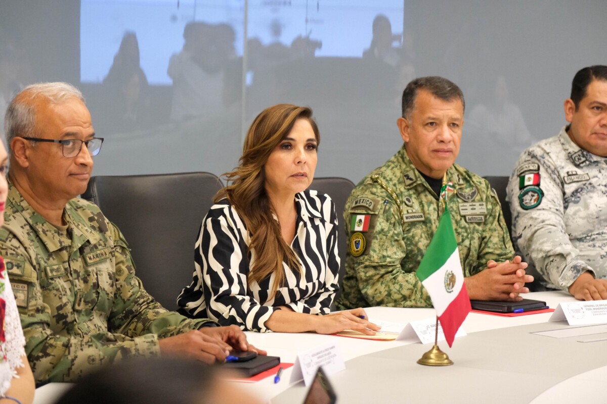 En Mesa de Seguridad, los exhorta la gobernadora, con pleno respeto a la autonomía, a seguir invirtiendo en seguridad, capacitación y mejoras laborales.