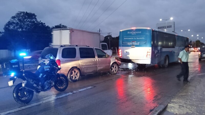 Tres accidentes por el exceso de velocidad y la lluvia en el bulevar Colosio de Cancún