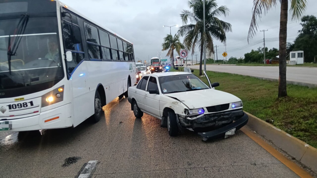 Tres accidentes por el exceso de velocidad y la lluvia en el bulevar Colosio de Cancún; afortunadamente no se registraron personas lesionadas, solo daños.