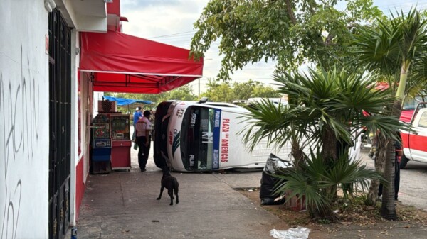 Choque y volcadura de una combi deja varios heridos en Prado Norte en Cancún (VIDEO)