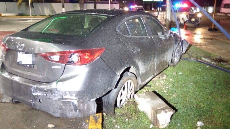 Fuerte choque entre dos vehículos en el bulevar Colosio de Cancún