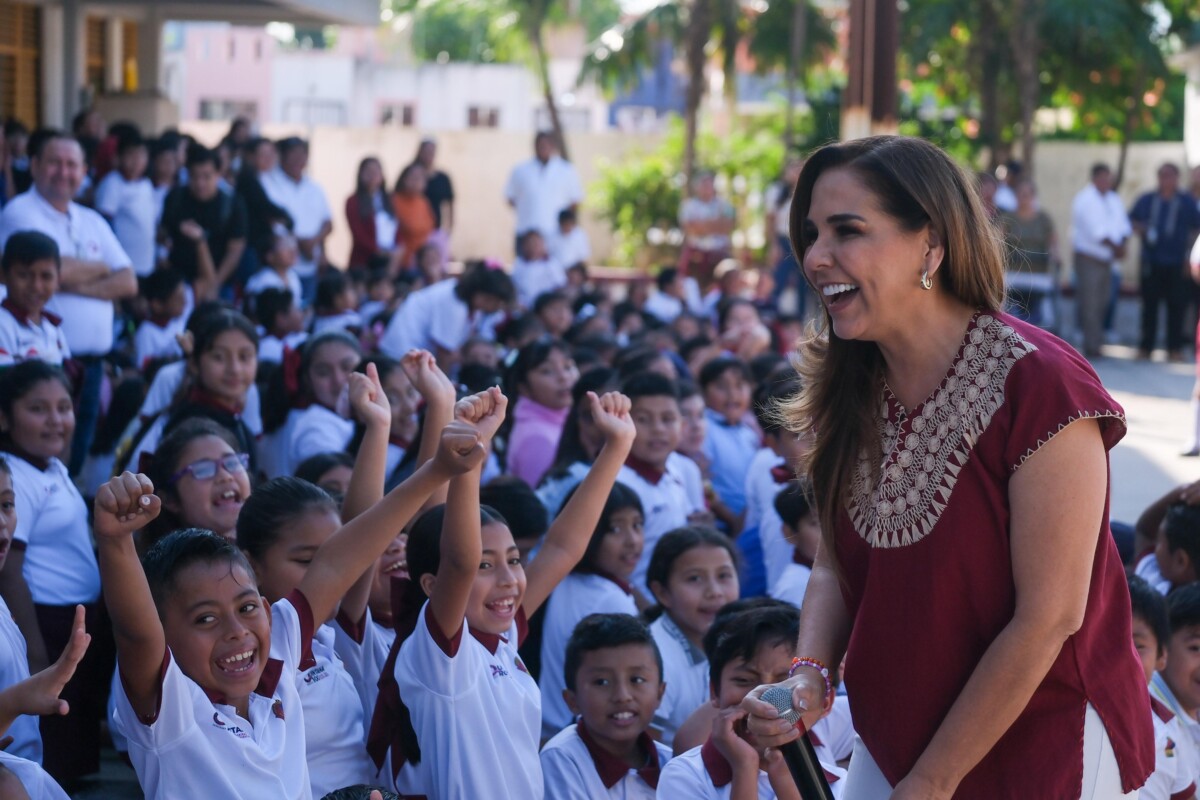 En un ambiente festivo anuncia la gobernadora inversión superior a 3 millones de pesos para que los alumnos tengan mejores instalaciones para su educación.