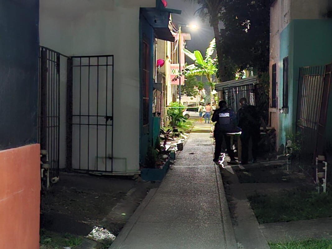 Permanece ‘La Flaca’ en terapia intensiva en el Hospital General de Cancún; la joven fue baleada anoche en el fraccionamiento Villas Otoch Paraíso.