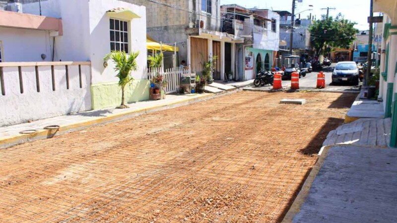 Gobierno Municipal avanza con la rehabilitación de calles y banquetas en Isla Mujeres