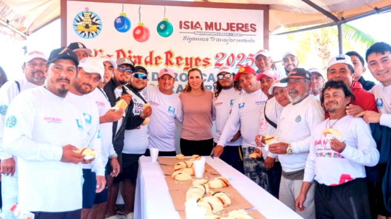 Atenea Gómez Ricalde celebra tradicional corte de la rosca de Reyes con personal operativo