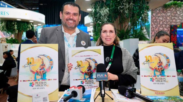 Atenea Gómez Ricalde presenta en FITUR el Calendario Turístico 2025 de Isla Mujeres