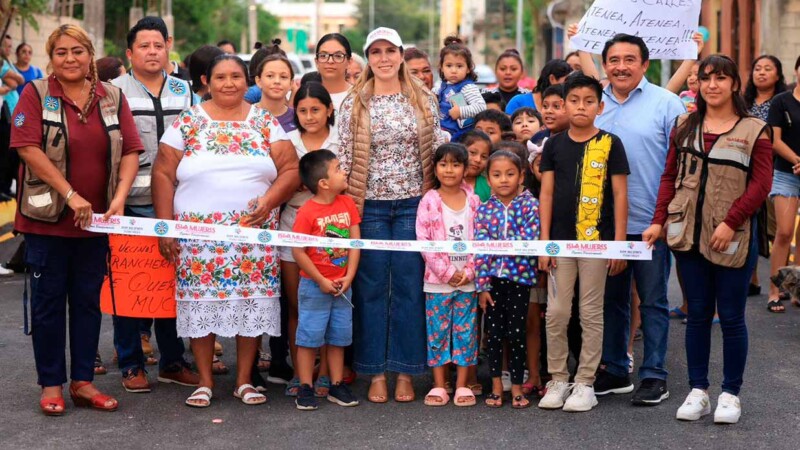 Atenea Gómez Ricalde entrega obras de pavimentación en 7 colonias de Ciudad Mujeres