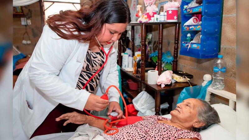 Atenea Gómez Ricalde acerca servicios médicos hasta los hogares de las personas vulnerables con el Programa Médico en tu Casa