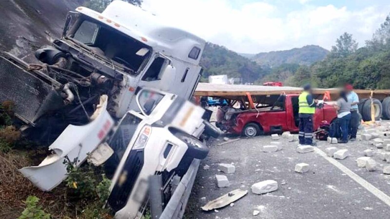 Fatal choque de tráileres en Veracruz deja tres muertos 