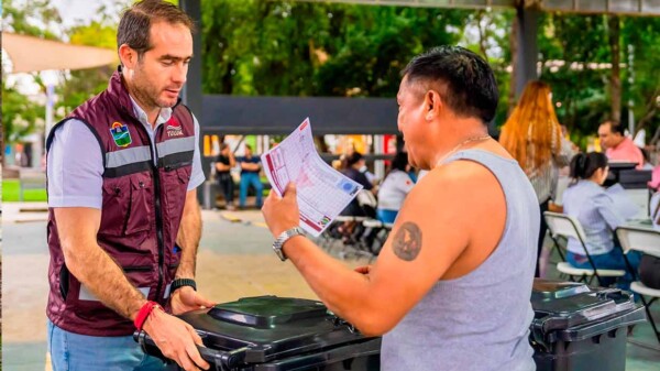 Diego Castañón lleva la caravana de servicios a la colonia Tumben-Kaa