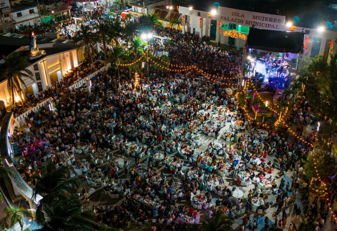 Gobierno de Isla Mujeres celebra con gran éxito el Baile de Año Nuevo 2025