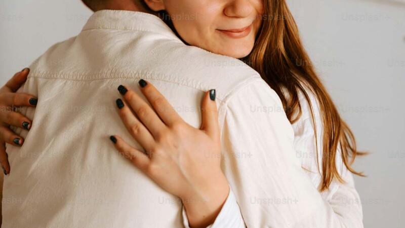 Mujer vuelve un éxito un salón profesional de abrazos en Polonia