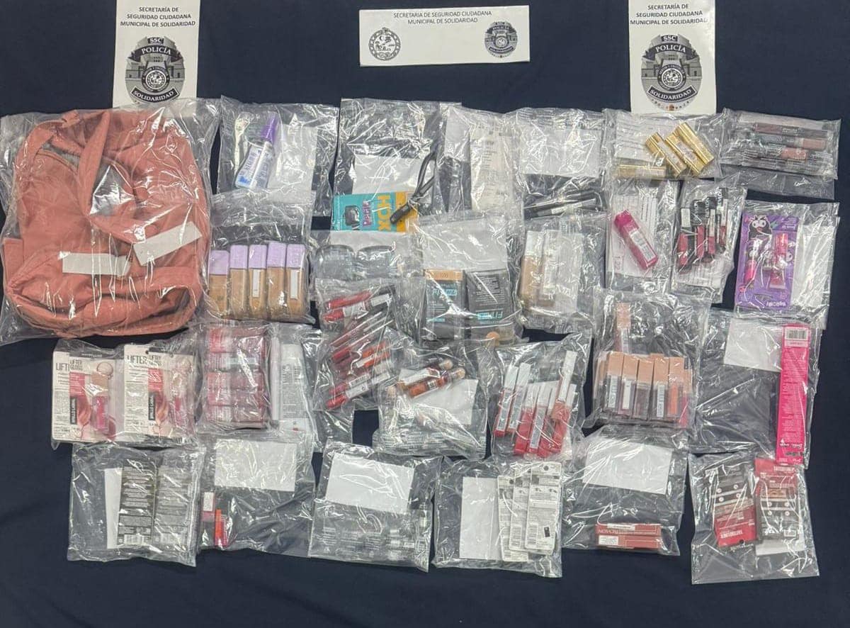 Detienen a una mujer por intento de robo en Playa del Carmen; Guadalupe “N” sustraía más de 100 productos de un negocio en Velamar.