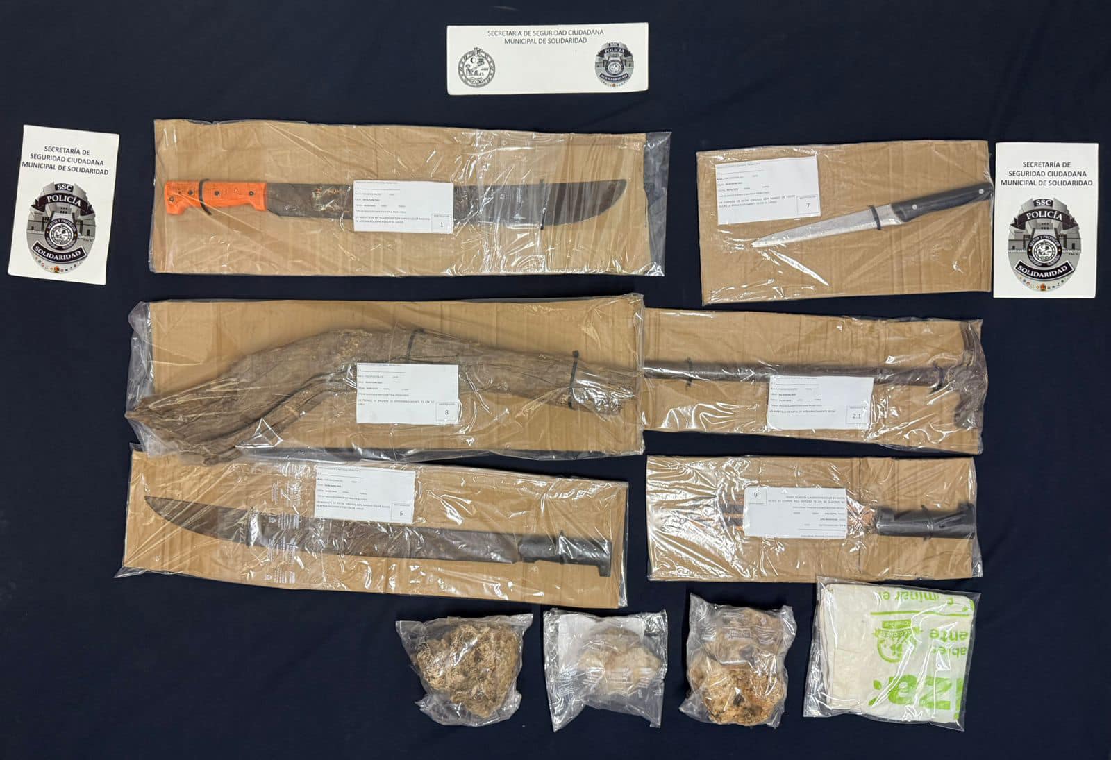 En Playa del Carmen detienen a grupo de hombres y mujeres por lesiones; las armas que les quitaron y con las cuales agredieron a elementos policiacos.