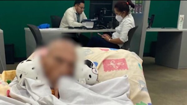 Retiene Banco Azteca pensión, obliga a señor a ir en camilla