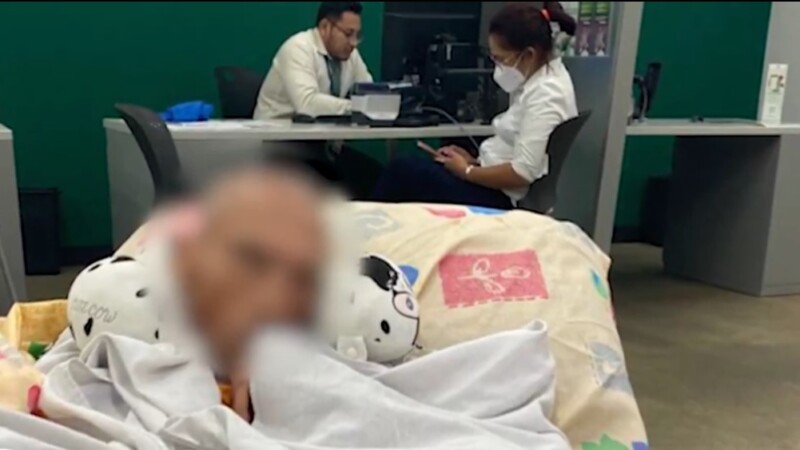 Retiene Banco Azteca pensión, obliga a señor a ir en camilla