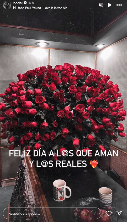 Ángela Aguilar presume ramo buchón que le regaló Nodal