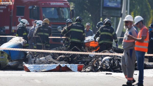 Avión se estrella en transitada avenida en Sao Paulo, Brasil (VIDEO)
