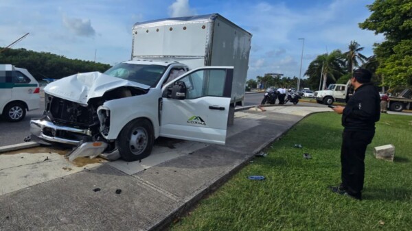 Conductor despistado choca contra la banqueta en ZH de Cancún