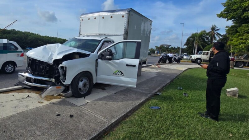 Conductor despistado choca contra la banqueta en ZH de Cancún