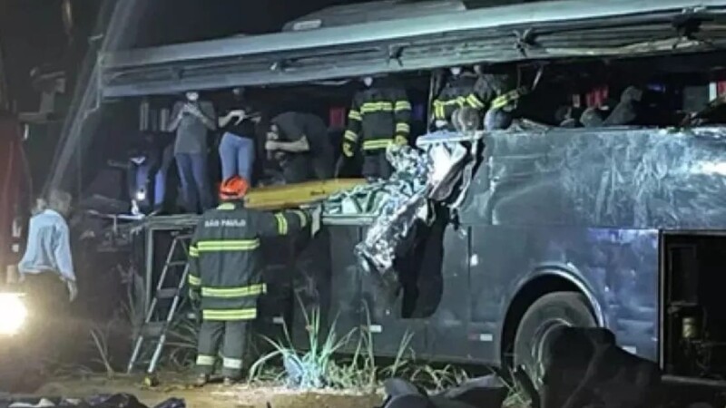 Mueren 12 universitarios en choque se autobuses en Brasil