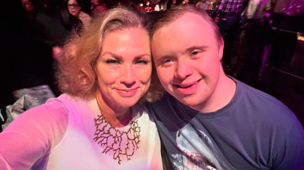 Lety Calderón cumple el sueño de su hijo Luciano con una salida a un "table dance"