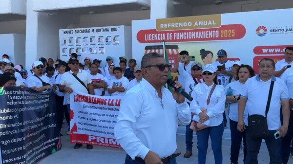 Protestan maestros en Cancún contra la Ley del ISSSTE