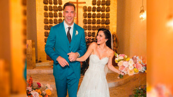 Martha Higareda y Lewis Howes se casan en Playa del Carmen