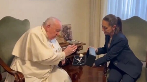 Desea Sheinbaum una pronta recuperación del papa Francisco