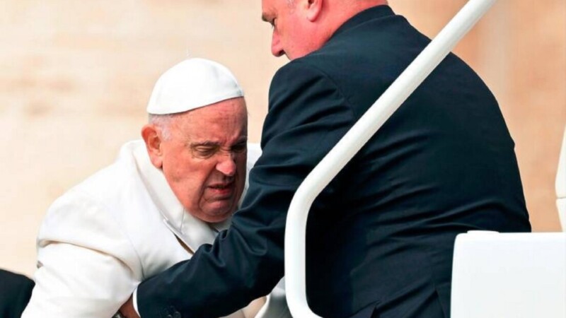 Hospitalizan al Papa Francisco, pasa la noche tranquilo