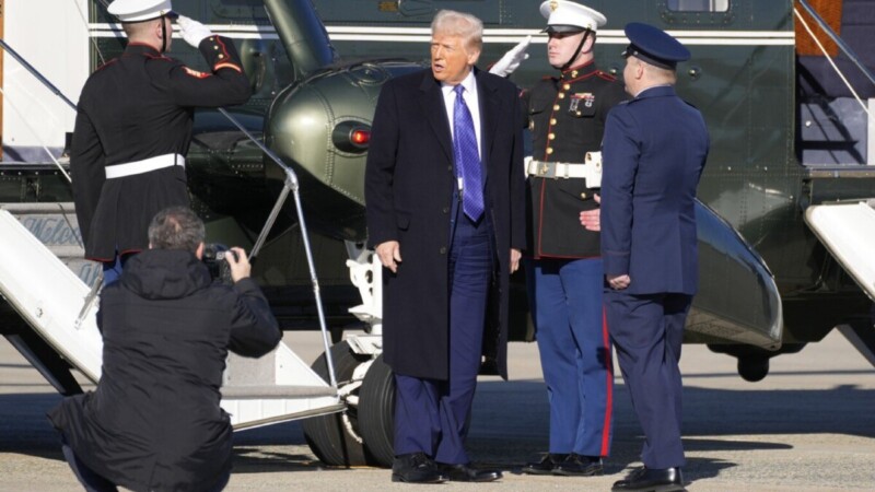 Expulsa Trump del avión a reporteros por usar Golfo de México