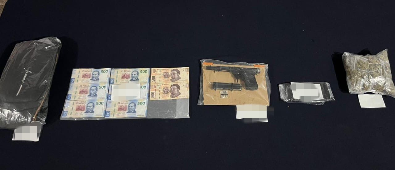 Detienen a narcomenudista armado en la Supermanzana 40 de Cancún; Jesús Ariosto “N” portaba bolsas con enervantes y una pistola calibre .22.