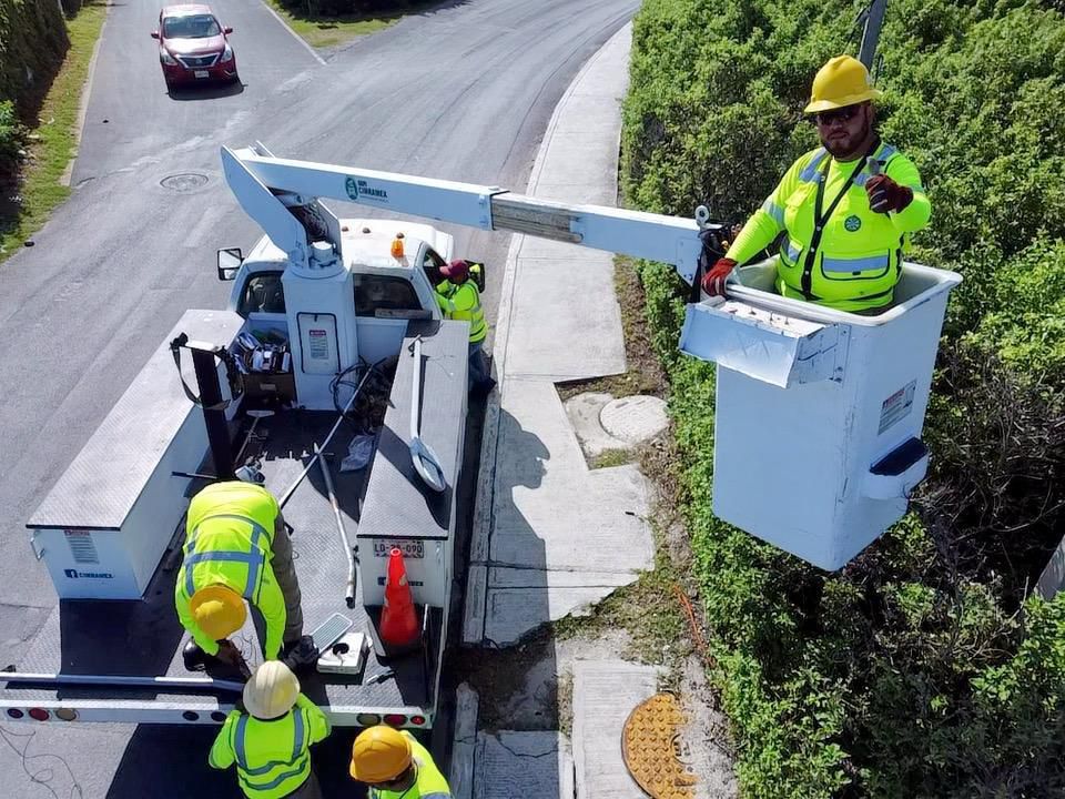 A través de la Dirección de Alumbrado Público se están reemplazando y reparando lámparas, con el objetivo de optimizar los recursos.