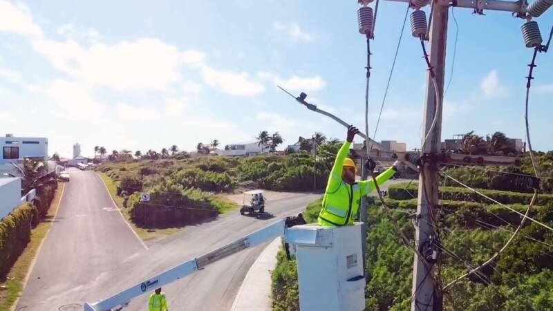 Gobierno Municipal mejora servicio de alumbrado público en Isla Mujeres