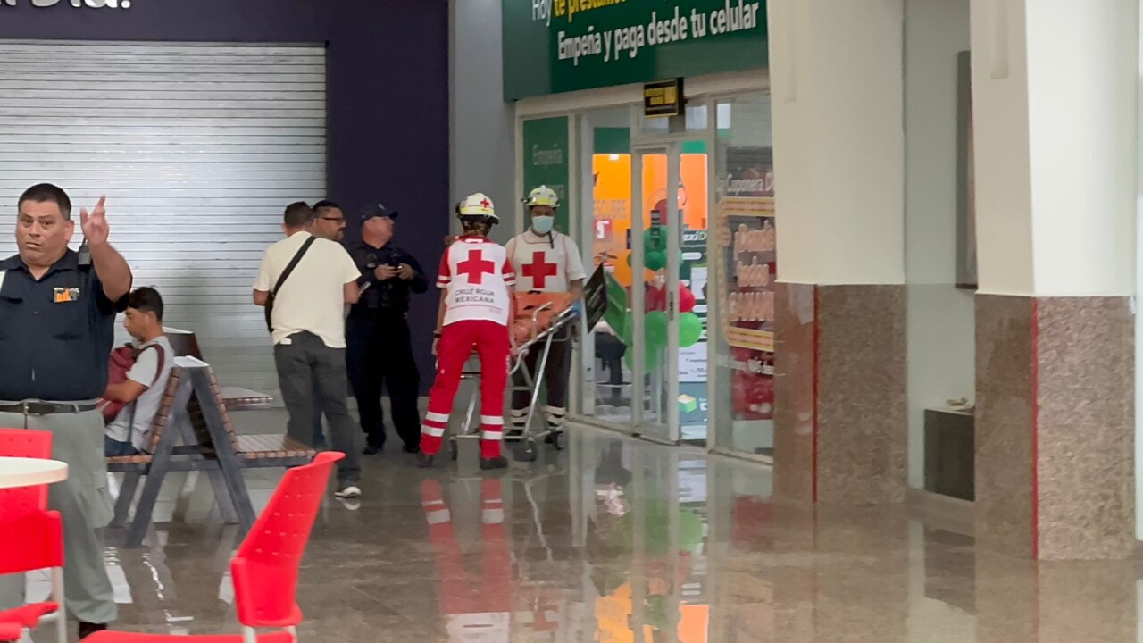 Asaltan a mano armada casa de empeño en la plaza Cancún Mall (VIDEO); al parecer hubo algunas detonaciones durante el atraco.