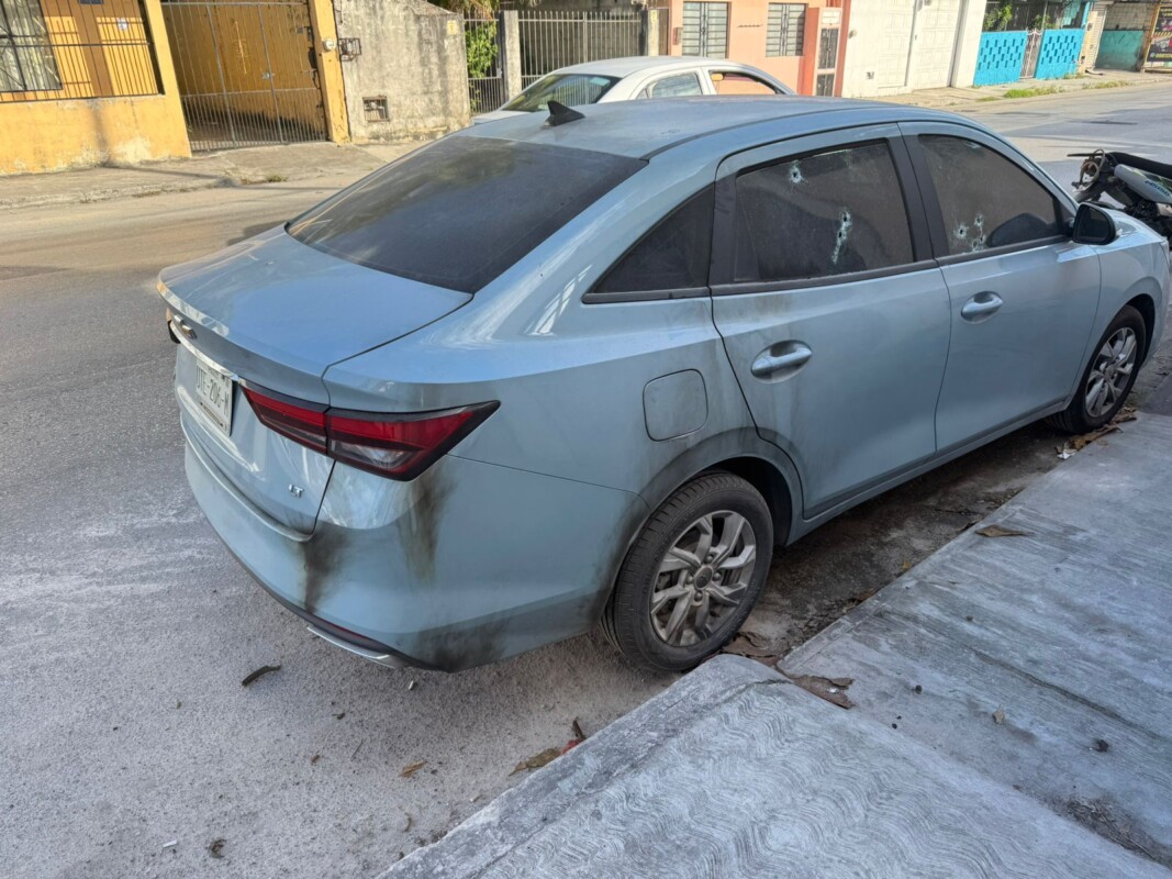 Balean un vehículo estacionado sobre la Talleres en Cancún; los delincuentes también intentaron prenderle fuego.