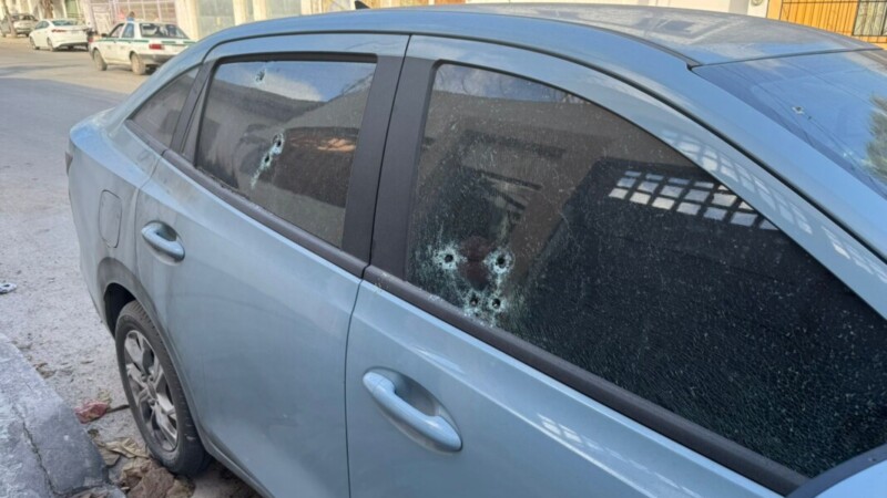 Balean un vehículo estacionado sobre la Talleres en Cancún (VIDEO)